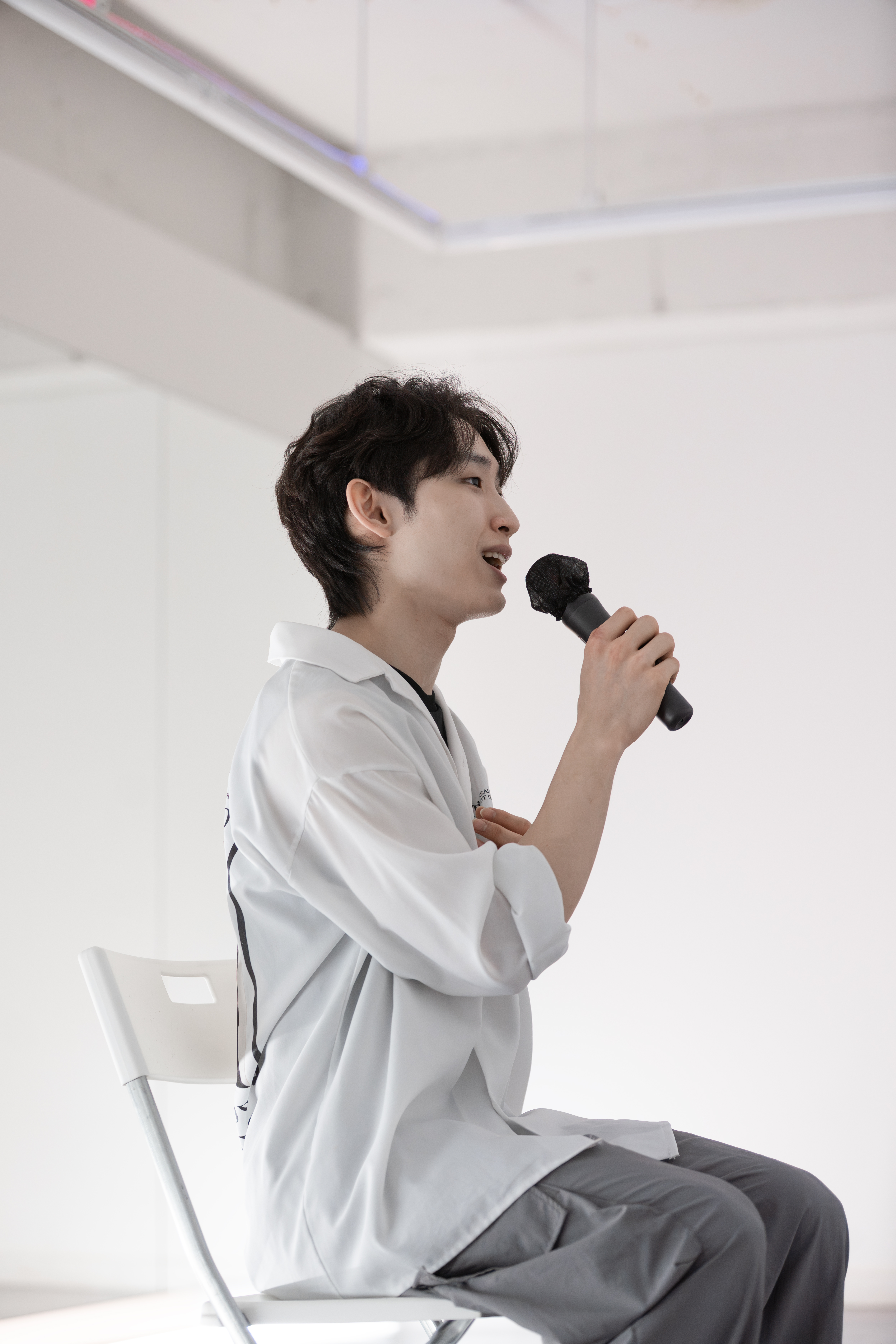 자신의 목소리로 노래를 연습하는 참여자