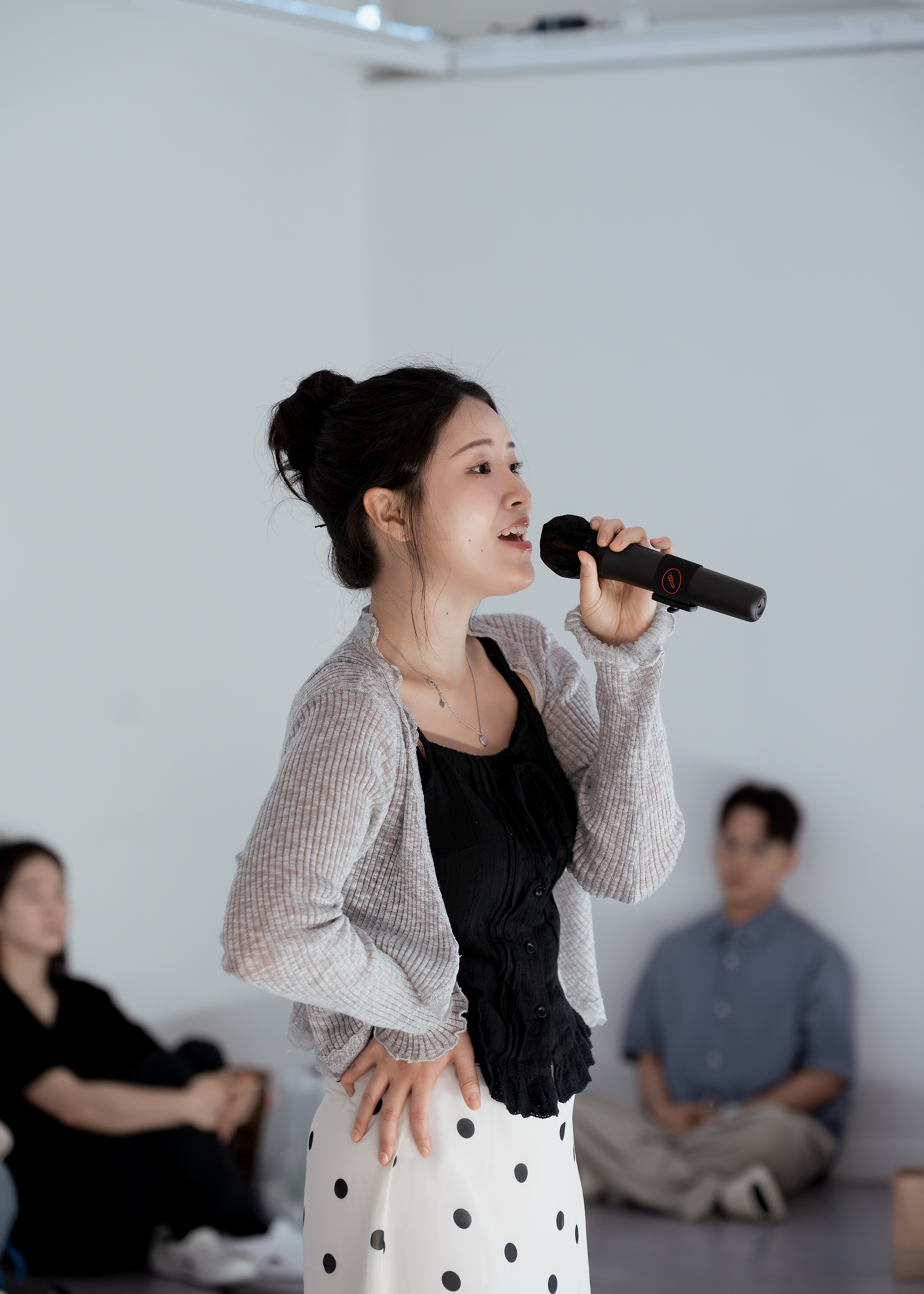 마이크를 들고 감정을 표현하는 참여자